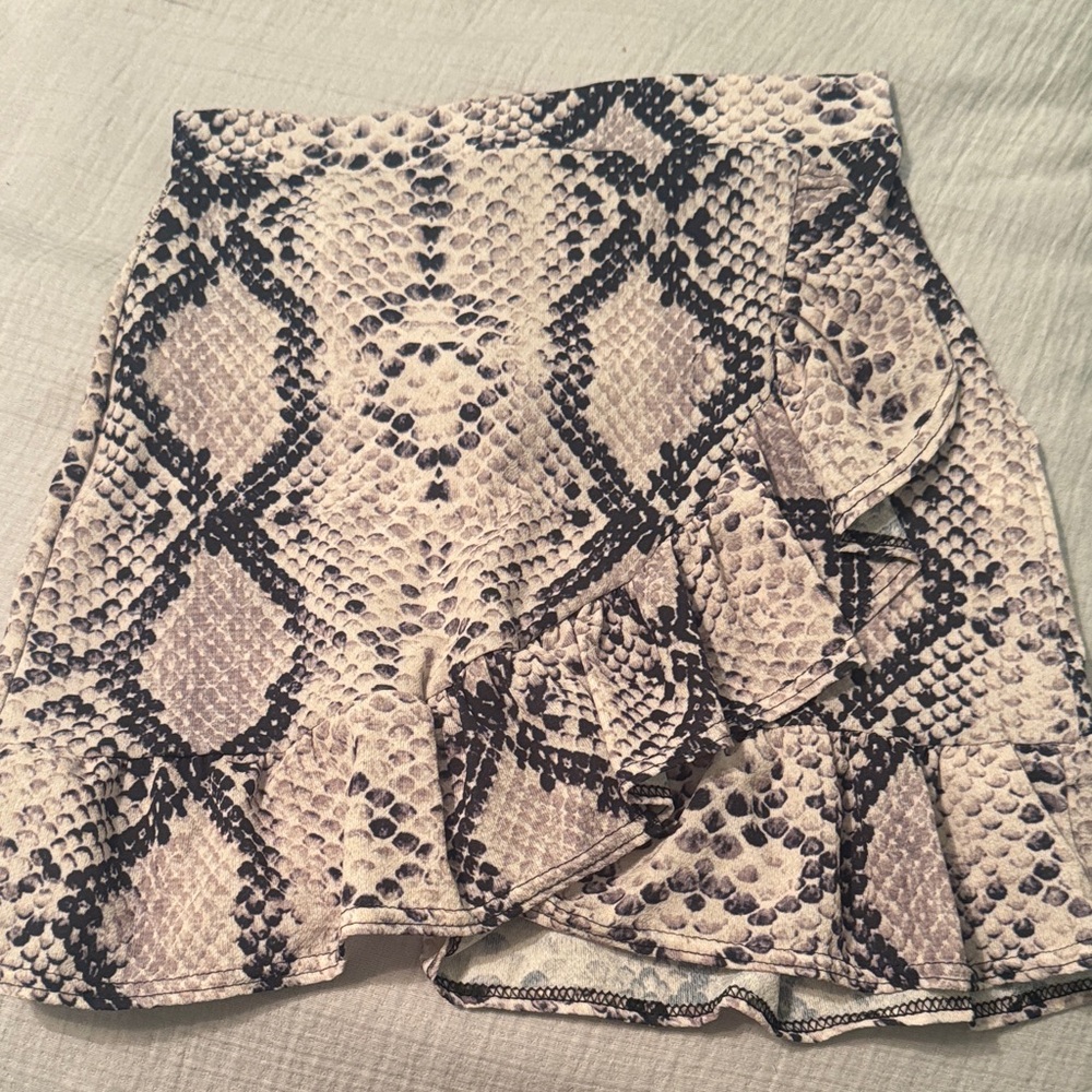 PrettyLittleThing Snake Print Skirt - Black and Cream